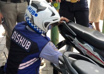 Sejumlah Kendaraan Bermotor di Kota Padang Terkena Pengempisan Ban