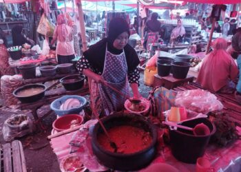 Mencicipi Nikmatnya Katupek Pitalah Pasar Sumani, dengan Ciri Khas Balango Tanah Liek