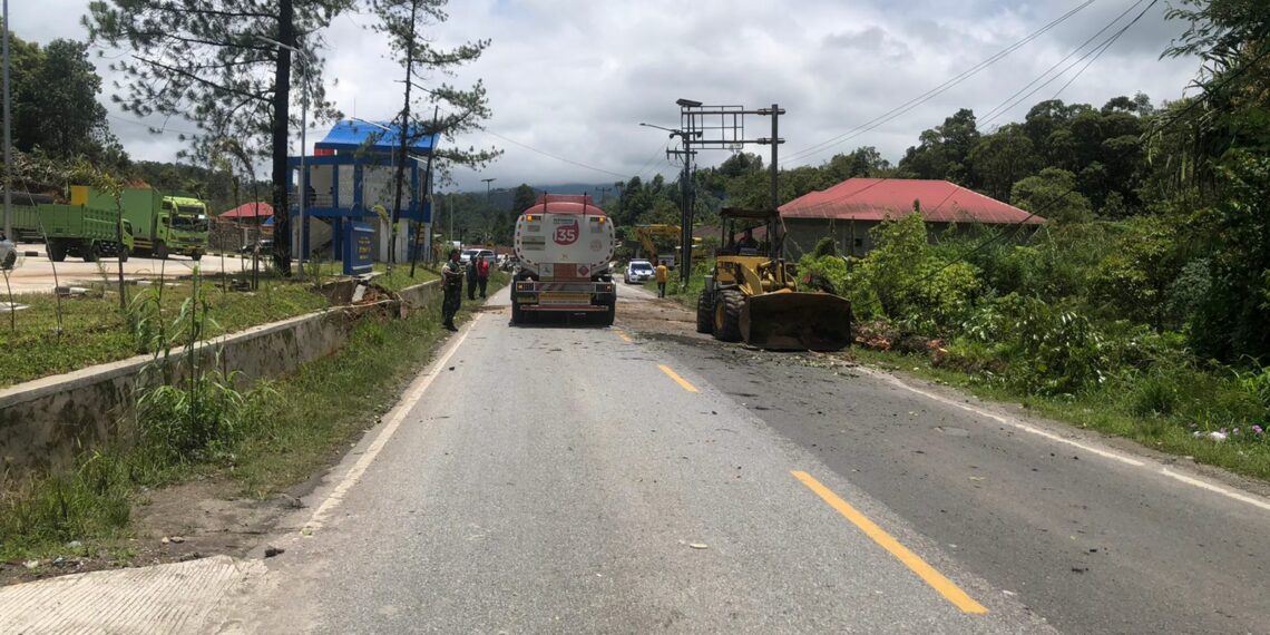 Pohon Tumbang yang Sempat Tutup Akses Jalan di Depan UPPKB Lubuk Lasih, Kini Sudah Bisa Dilewati Kembali