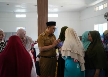 Sebanyak 1.000 Warga Terima Zakat dari Bupati Solok