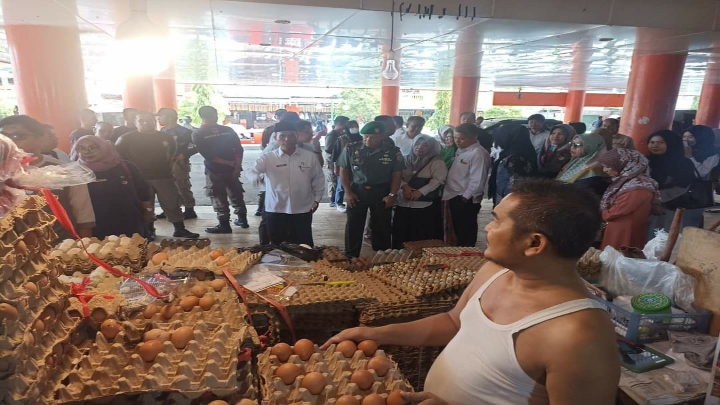 Sidak Harga Jelang Lebaran ke Pasar Raya, Daging dan Telur Naik, Cabai Turun