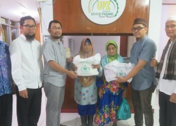 Jelang Idul Fitri, UPZ Baznas Semen Padang Salurkan 288 Paket Lebaran untuk Dhuafa