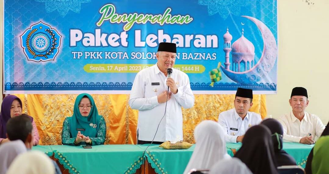 Masyarakat Kurang Mampu dan Kader PKK Kota Solok Terima Bantuan Paket Lebaran