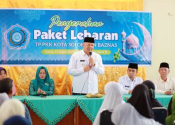 Masyarakat Kurang Mampu dan Kader PKK Kota Solok Terima Bantuan Paket Lebaran