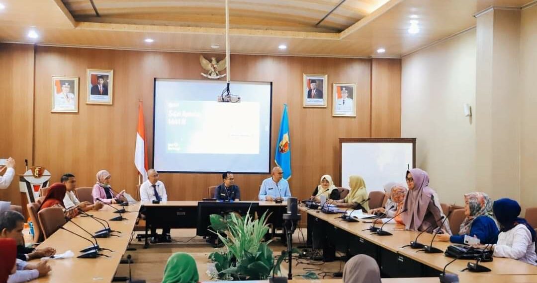 BNI Bersama TKPK Kota Solok Serahkan 100 Paket Bantuan Lebaran