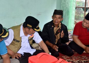 Melayat ke Rumah Korban Longsor Palupuah, Bupati Agam Sampaikan Duka Mendalam