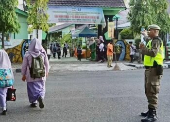 Bantu Pelajar SD, Personil Satpol PP Siaga di Sembilan Titik Sekolah Kawasan Kota Padang