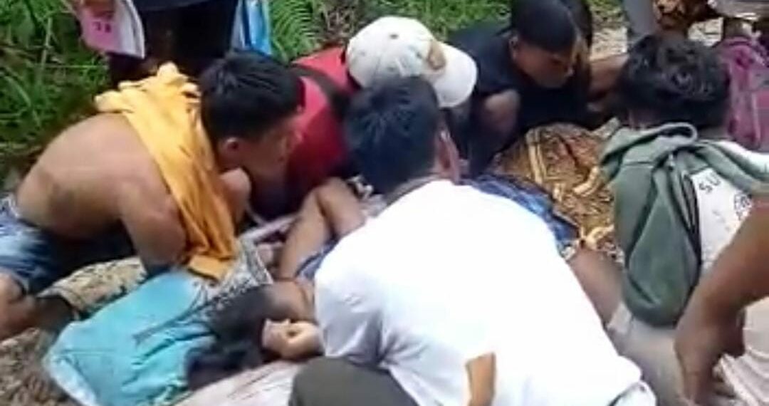 Ibu Hamil yang akan Melahirkan di Aia Luo Solok Ditandu 11 Km Akibat Akses Jalan yang Masih Tertutup Longsor