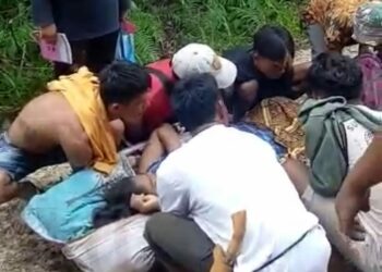 Ibu Hamil yang akan Melahirkan di Aia Luo Solok Ditandu 11 Km Akibat Akses Jalan yang Masih Tertutup Longsor