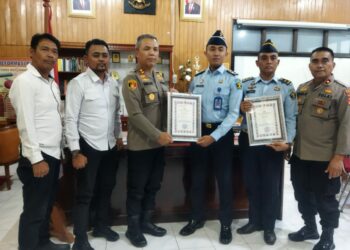 Kapolres Solok Kota Serahkan Penghargaan Terhadap Pegawai yang Berhasil Ungkap Kasus Narkotika di Lapas Kelas IIB Solok