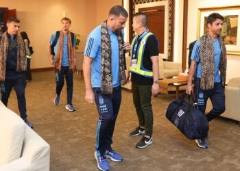 Skuad Argentina Tiba di Soekarno Hatta, Winger Manchester United Senang Dikalungi Kain Timor Indonesia