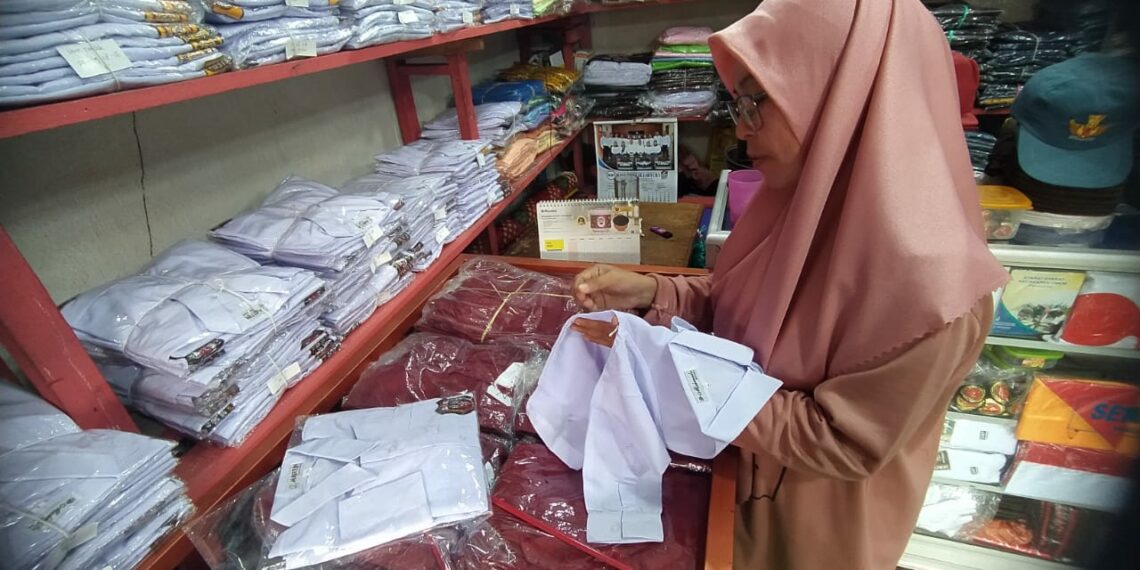 Masuk Musim Tahun Ajaran Baru, Pedagang Seragam Sekolah di Pasar Raya Ngaku Masih Sepi
