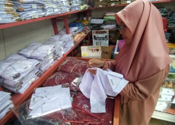 Masuk Musim Tahun Ajaran Baru, Pedagang Seragam Sekolah di Pasar Raya Ngaku Masih Sepi