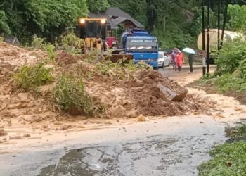Longsor di Bukit Punai Ranah Pesisir Melumpuhkan Akses Jalan Painan-Bengkulu