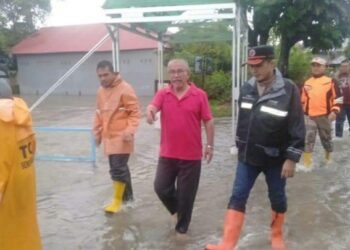 Tinjau Warga Terdampak Banjir, Wawako Ekos Albar: Pemko Padang Siapkan Dapur Umum