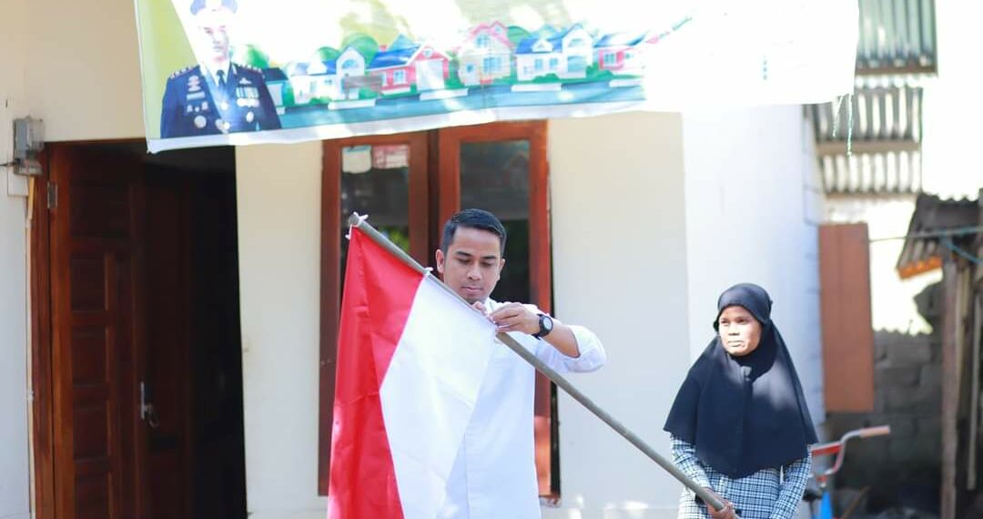 Jelang Perayaan HUT RI, Pemko Solok Bagikan Bendera Merah Putih kepada Warga