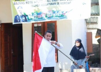 Jelang Perayaan HUT RI, Pemko Solok Bagikan Bendera Merah Putih kepada Warga