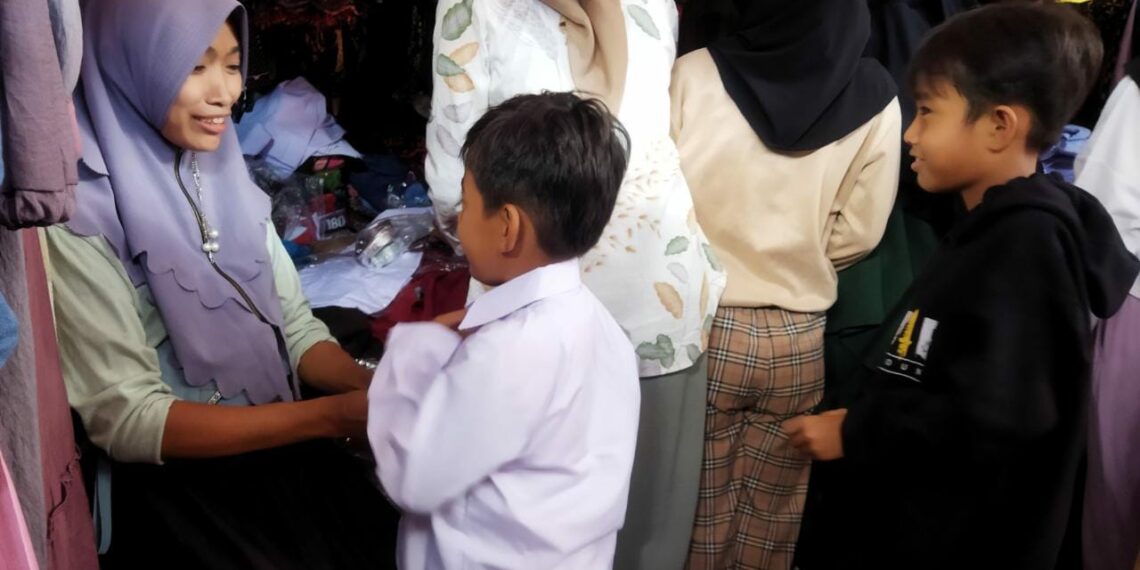 Pedagang Seragam Sekolah Diserbu Emak-emak Jelang Hari Pertama Masuk Sekolah