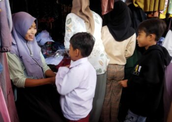 Pedagang Seragam Sekolah Diserbu Emak-emak Jelang Hari Pertama Masuk Sekolah