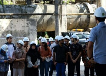 Peserta Summer Course FT Unand Antusias Lihat Pabrik Indarung I Semen Padang dan Nursery Kaliandra Merah