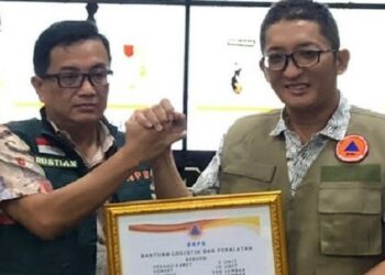 Serahkan Bantuan Rp250 juta, Plt Sestama BNPB Imbau Warga Padang Waspada dan Siaga Potensi Bencana