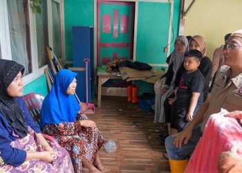 Temui Keluarga Korban Longsor Bukit Gado-Gado, Wali Kota Hendri Septa Sampaikan Empati dan Duka Mendalam