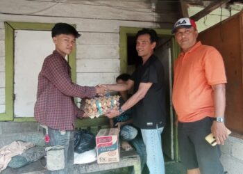 Semen Padang Serahkan Bantuan Sembako untuk Roni Agus, Warga Jalan Lingkar Blok M Indarung