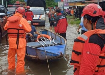 Banjir Kepung Kota Padang, Semen Padang Kirim Relawan TRC Evakuasi Warga Terdampak