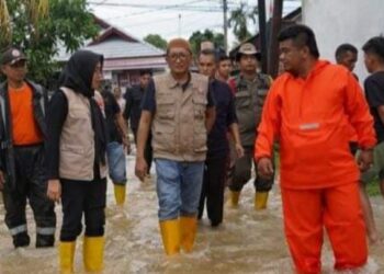 Tinggalkan Makassar, Wako Hendri Septa “Gercep”, Tinjau Kawasan Terdampak Banjir Kota Padang