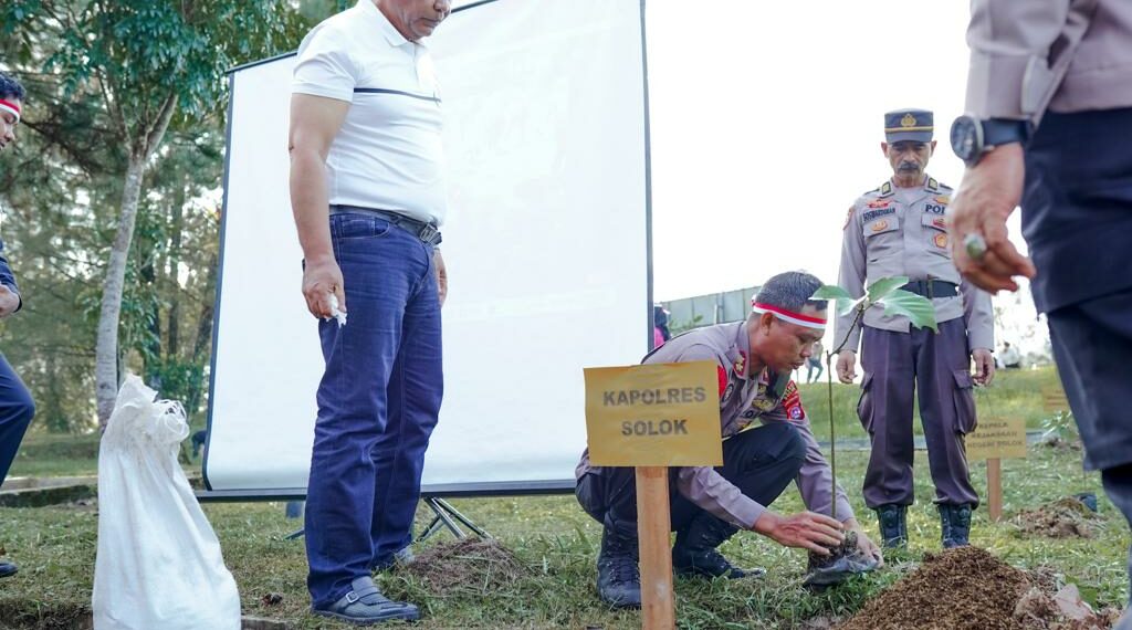 Kontribusi Menjaga Lingkungan, Polres Solok Ikuti Penanaman 1.000 Pohon