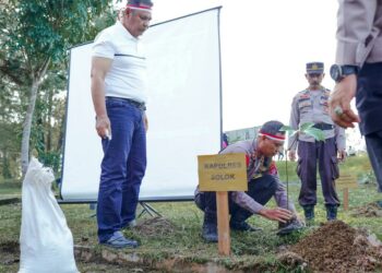 Kontribusi Menjaga Lingkungan, Polres Solok Ikuti Penanaman 1.000 Pohon