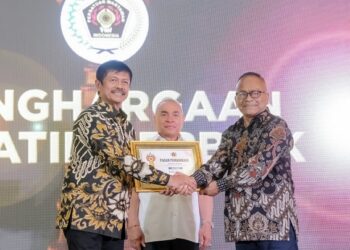 Indra Sjafri dan Timnas U-22 Indonesia Terima Golden Award SIWO PWI Pusat 2023