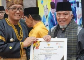 Penceramah Viral Berbahasa Minang Terima Pin Emas HUT Kota Padang ke-354