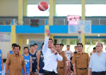 Lemparan Pertama Ramadhani Kirana Putra Buka Secara Resmi Turnamen Bola Basket Walikota Cup 2023