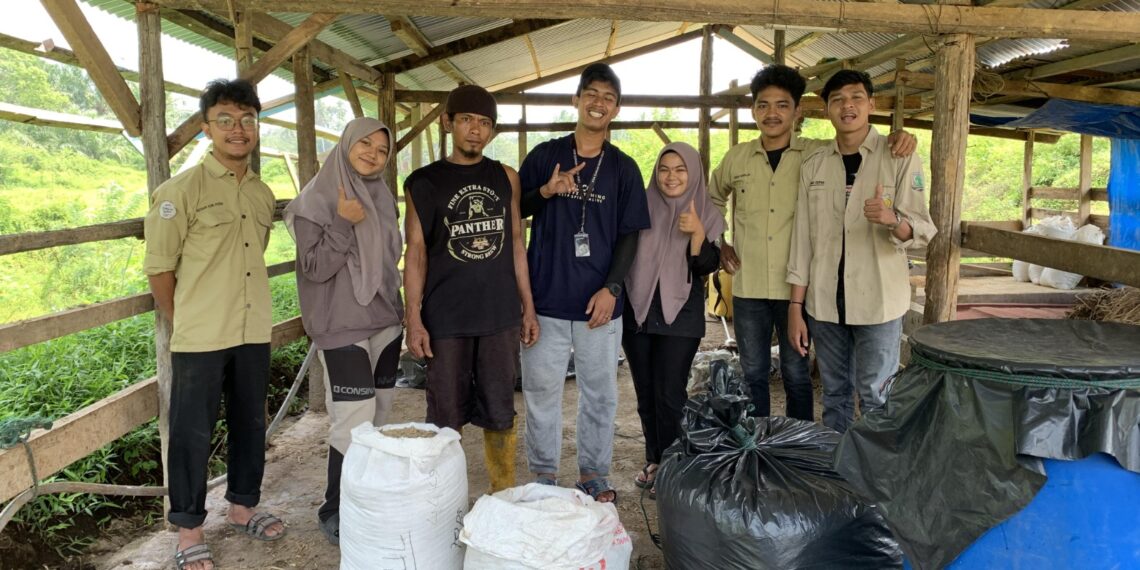 KKN Unand Ajak Petani Sungai Dareh Olah Limbah Jerami Padi Jadi Pupuk Kompos