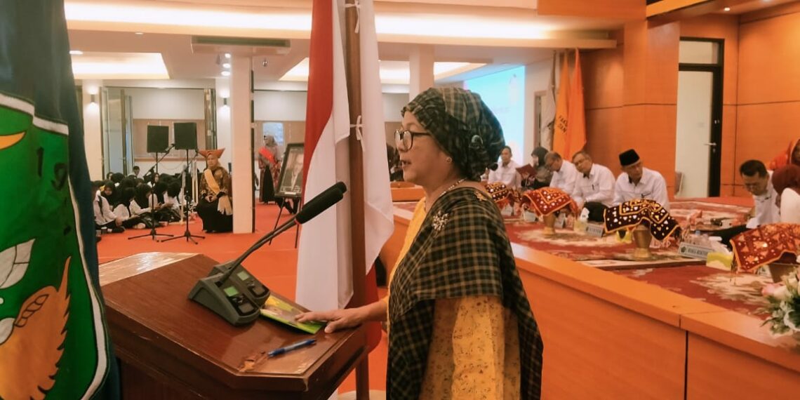 Aksi Penyambutan Mahasiswa Baru UBH oleh Dosen Berlangsung Unik, Ada yang Pakai Baju Adat