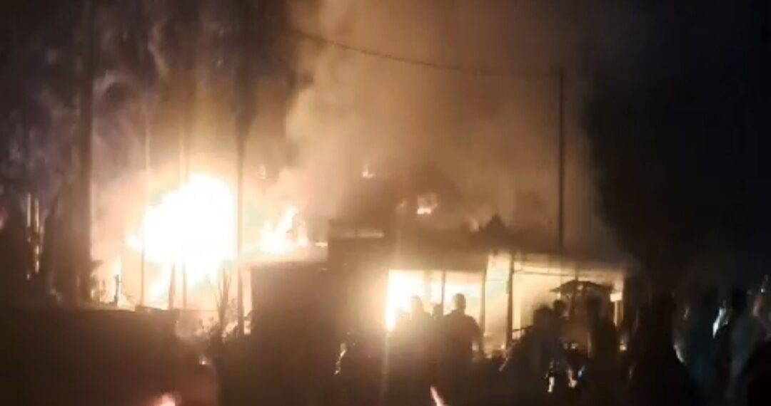 Kebakaran Rumah Sekaligus Bengkel di Solsel, Api Diduga Berasal dari Dapur