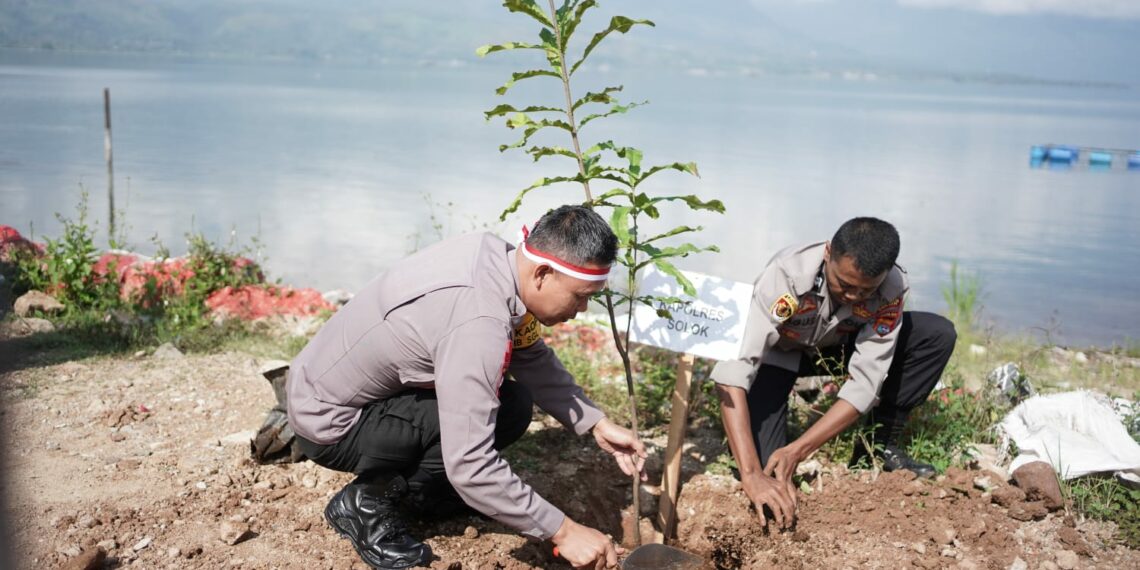 Penanaman 10 Juta Pohon Polri, Polres Solok Hijaukan Tepian Danau Singkarak