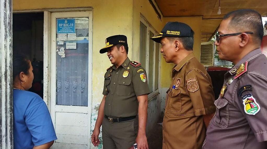 Petugas Tertibkan Pedagang Ikan di Pasar Raya Solok yang Masih Membandel Berjualan Diluar Lokasi Khusus