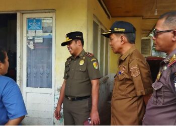 Petugas Tertibkan Pedagang Ikan di Pasar Raya Solok yang Masih Membandel Berjualan Diluar Lokasi Khusus