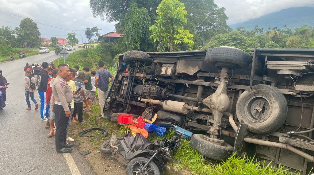 Hilang Kendali, Jasa Malindo Tabrak Pengendara Sepeda Motor di Jalan Lintas Solok – Padang