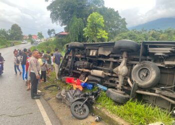 Hilang Kendali, Jasa Malindo Tabrak Pengendara Sepeda Motor di Jalan Lintas Solok – Padang