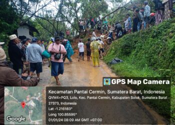 Hingga Malam ini, Jalan Solok- Solsel yang Tertutup Longsor Masih Belum Bisa Dilewati