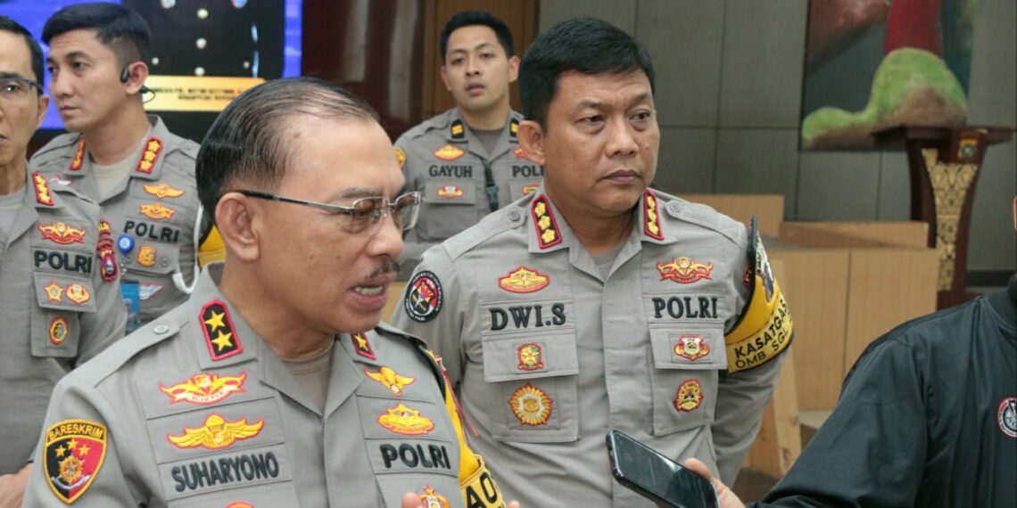 Kapolda Sumatera Barat, Irjen Pol Suharyono didampingi Kabid Humas.