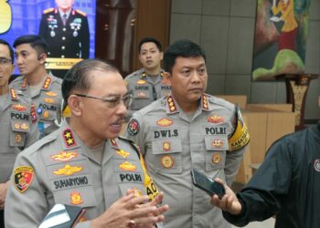 Kapolda Sumatera Barat, Irjen Pol Suharyono didampingi Kabid Humas.