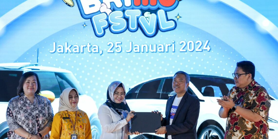 Transaksi Pakai BRImo, 15 Nasabah Ini Menangkan Mobil Listrik Keren!
