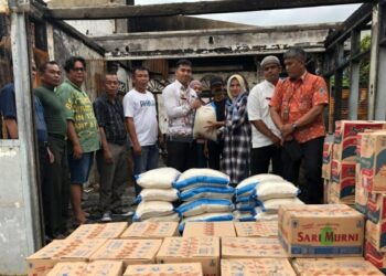 Semen Padang Serahkan Bantuan Sembako Untuk Korban Kebakaran Rumah di Pampangan