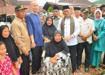 Hendri Septa Serahkan Bantuan bagi Korban Pohon Tumbang di Gates