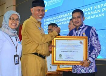 Pemko Padang Terima Penghargaan Penilaian Predikat Kepatuhan Penyelenggaraan Pelayanan Publik 2023