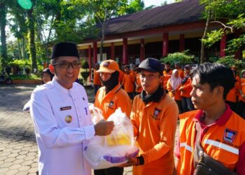 Pemko Padang Serahkan Bantuan Sembako Untuk Petugas Kebersihan